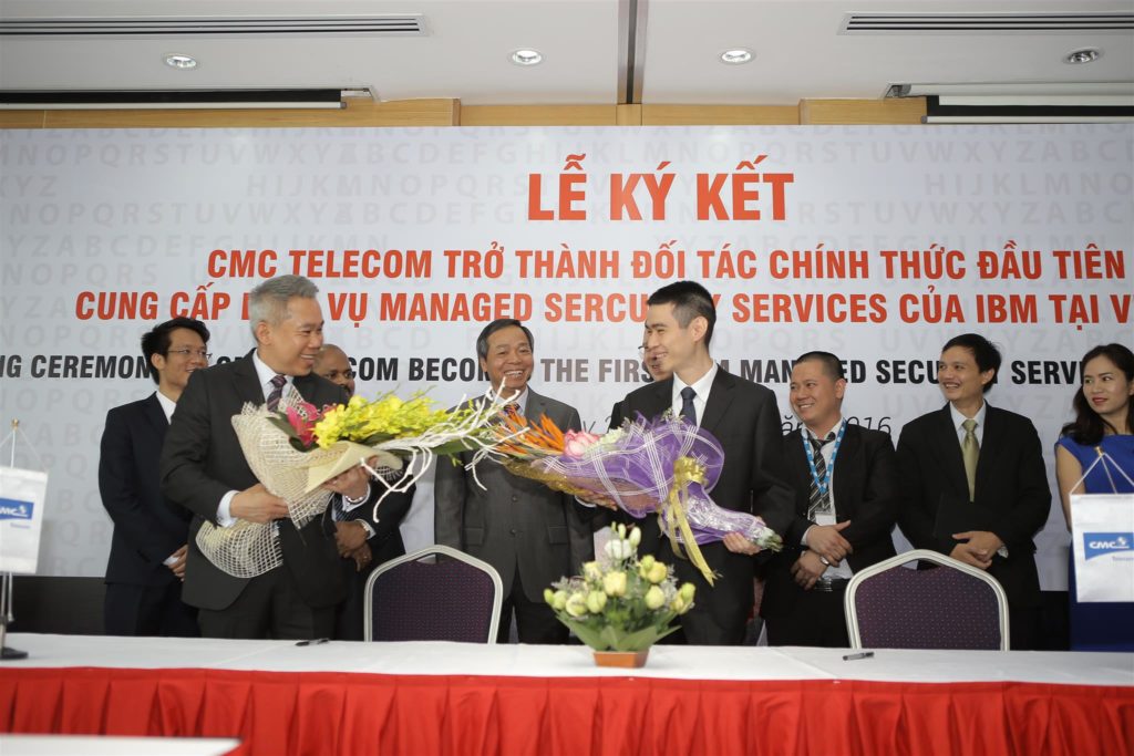 Anh Ngô Trọn Hiếu nhận Chứng nhận TOP 5 doanh nghiệp ảnh hưởng lớn nhất đến Internet Việt Nam trong thập kỷ
