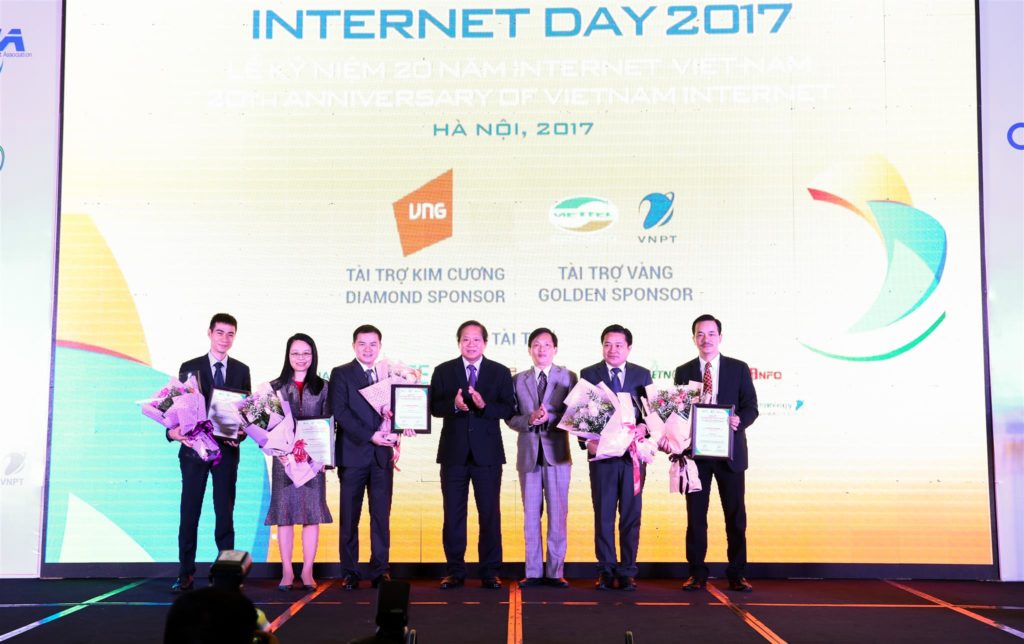 Anh Ngô Trọng Hiếu nhận Chứng nhận TOP 5 doanh nghiệp có ảnh hưởng lớn nhất đến Internet Việt Nam trong 1 thập kỷ