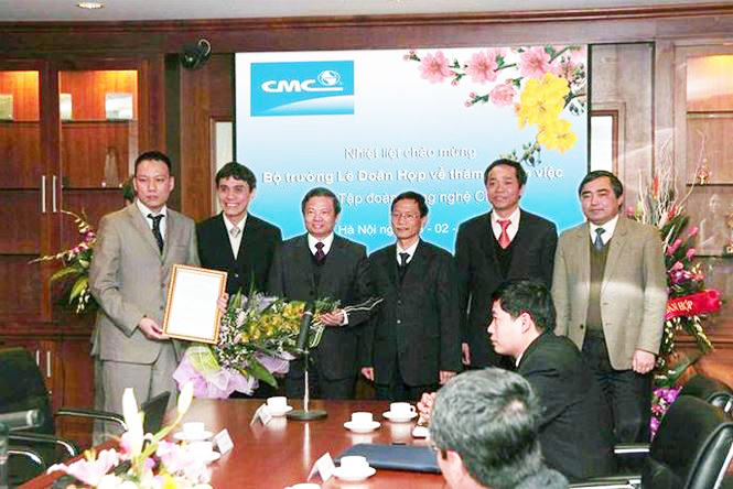 Bộ trưởng Lê Doãn Hợp trao giấy phép cho CMC Telecom năm 2008 (2)