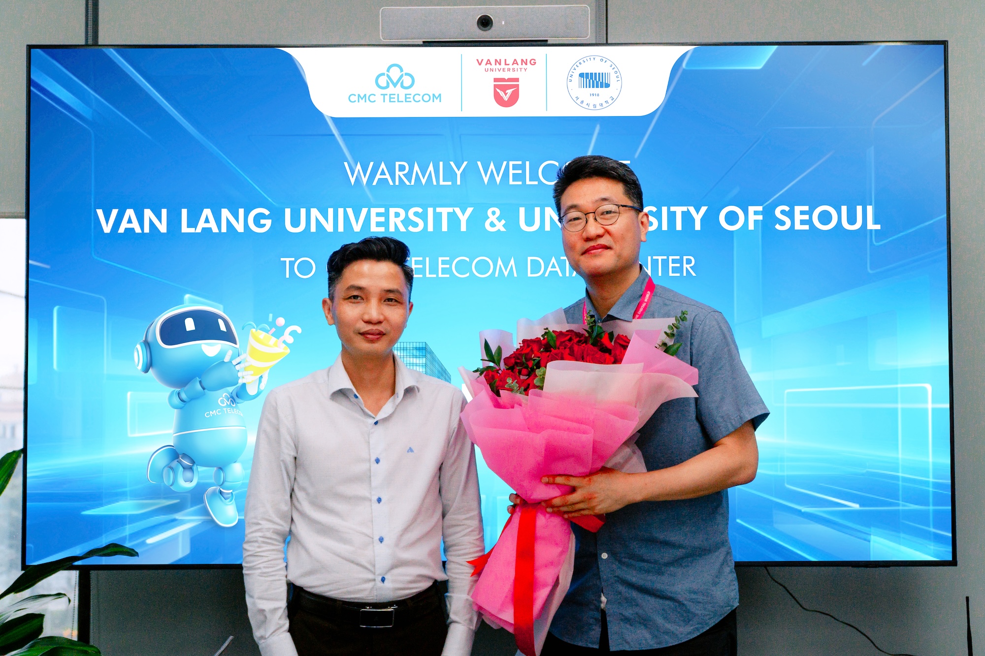 Từ hành lang giảng đường đến Trái tim công nghệ CMC Telecom Data Center