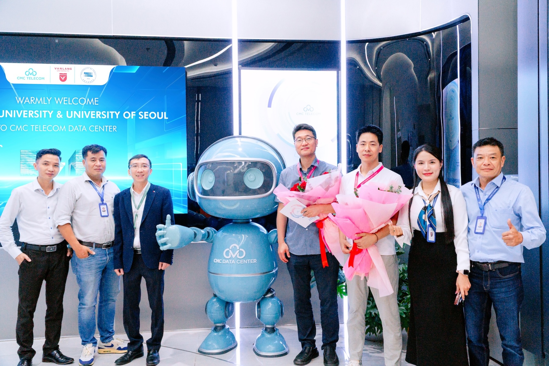 Từ hành lang giảng đường đến Trái tim công nghệ CMC Telecom Data Center